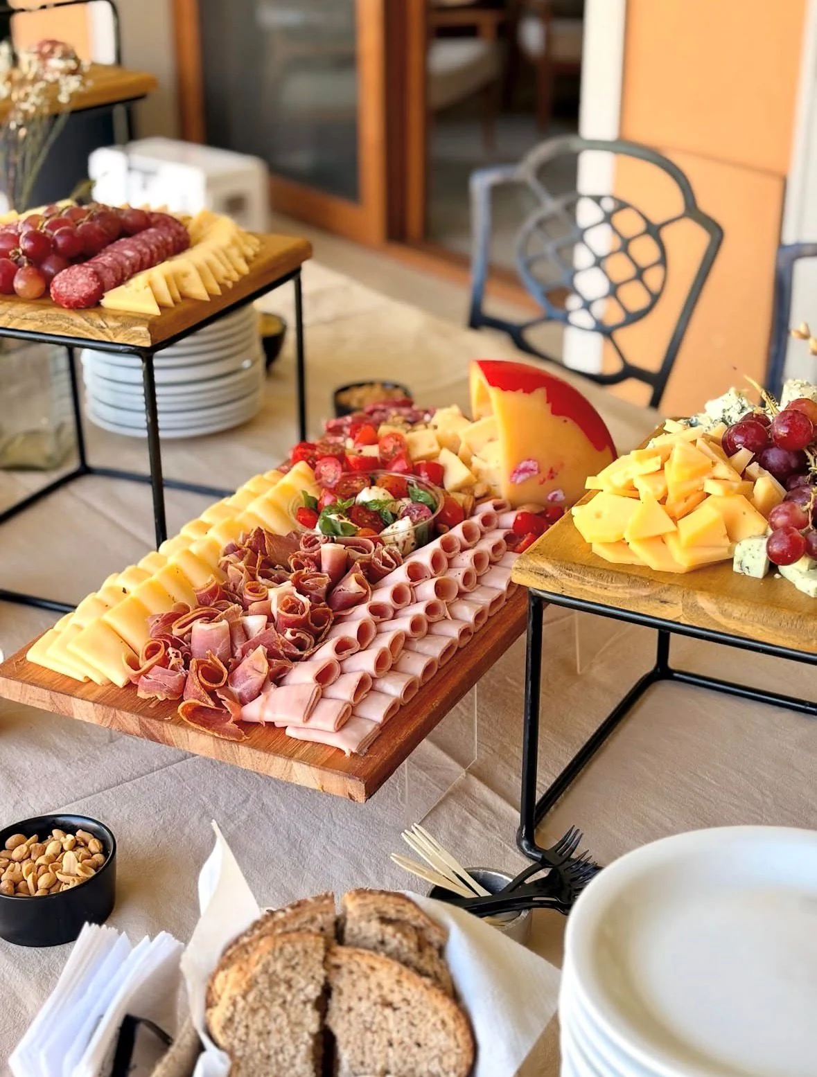Mesa de fiambres, quesos y bocaditos montada por Odette en un evento